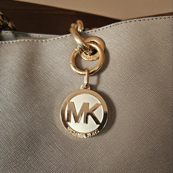 Michael Kors Saffiano Leather Cynthia Satchel ! - Picture 11 of 12